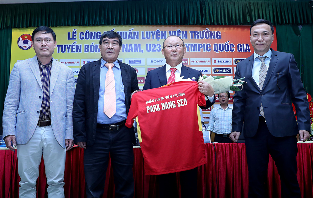 
Nhậm chức HLV trưởng đội tuyển Việt Nam là "quyết định liều lĩnh nhất" trong sự nghiệp của thầy Park.