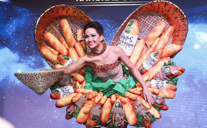 
Hình ảnh H'Hen Niê trong bộ trang phục "Bánh mì" đã trở thành hình ảnh "thương hiệu" cho các chủ kinh doanh bánh mì.