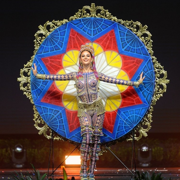
Miss Universe 2018 Philippines trong bộ trang phục dân tộc với đường cong hoàn hảo và không hề có sự bất thường nào "tố cáo" vòng 1 của cô nàng.


Từng được truyền thông quốc tế và fans săn đón như minh tinh màn bạc, chân dài được các chuyên trang sắc đẹp uy tín dự đoán là người sẽ đăng quang cho vị trí Hoa hậu hoàn vũ thế giới 2018.


Người đẹp này luôn xuất hiện với vẻ ngoài tỏa sáng với nụ cười rạng rỡ và body "đốt mắt" người xem.


Tại đấu trường Miss Universe 2018, cô liên tục đứng đầu trong các bảng dự đoán sẽ là chủ nhân của chiếc vương miện năm nay.


Cô nàng sở hữu chiều cao là 1,78m, được biết đến với vai trò là một người mẫu, MC, ca sĩ. 

