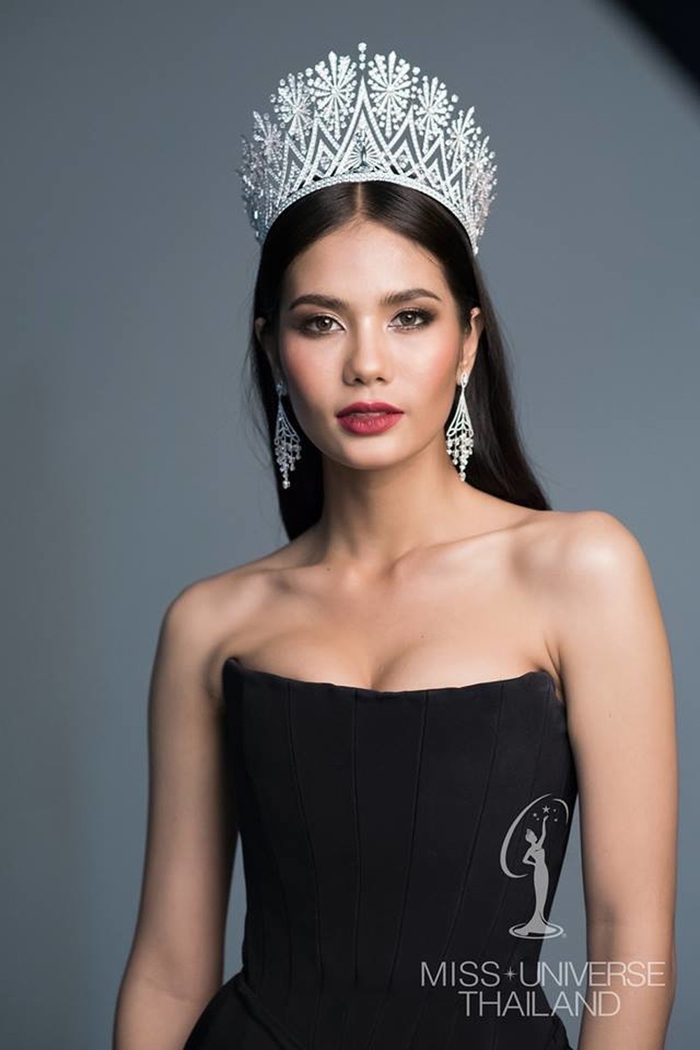 
Được biết, Chalita Suansane là người đẹp có tầm ảnh hưởng rất lớn đến giới Hoa hậu, người đẹp tại đất nước này. Cô cũng từng lọt vào Top 6 chung cuộc của Miss Universe 2016 được tổ chức ở Philippines.​