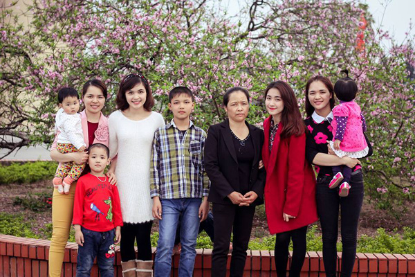 
Gia đình Hòa Minzy bố mẹ có 5 người con, 3 người chị đã kết hôn nhưng cũng không mấy khá giả.  - Tin sao Viet - Tin tuc sao Viet - Scandal sao Viet - Tin tuc cua Sao - Tin cua Sao