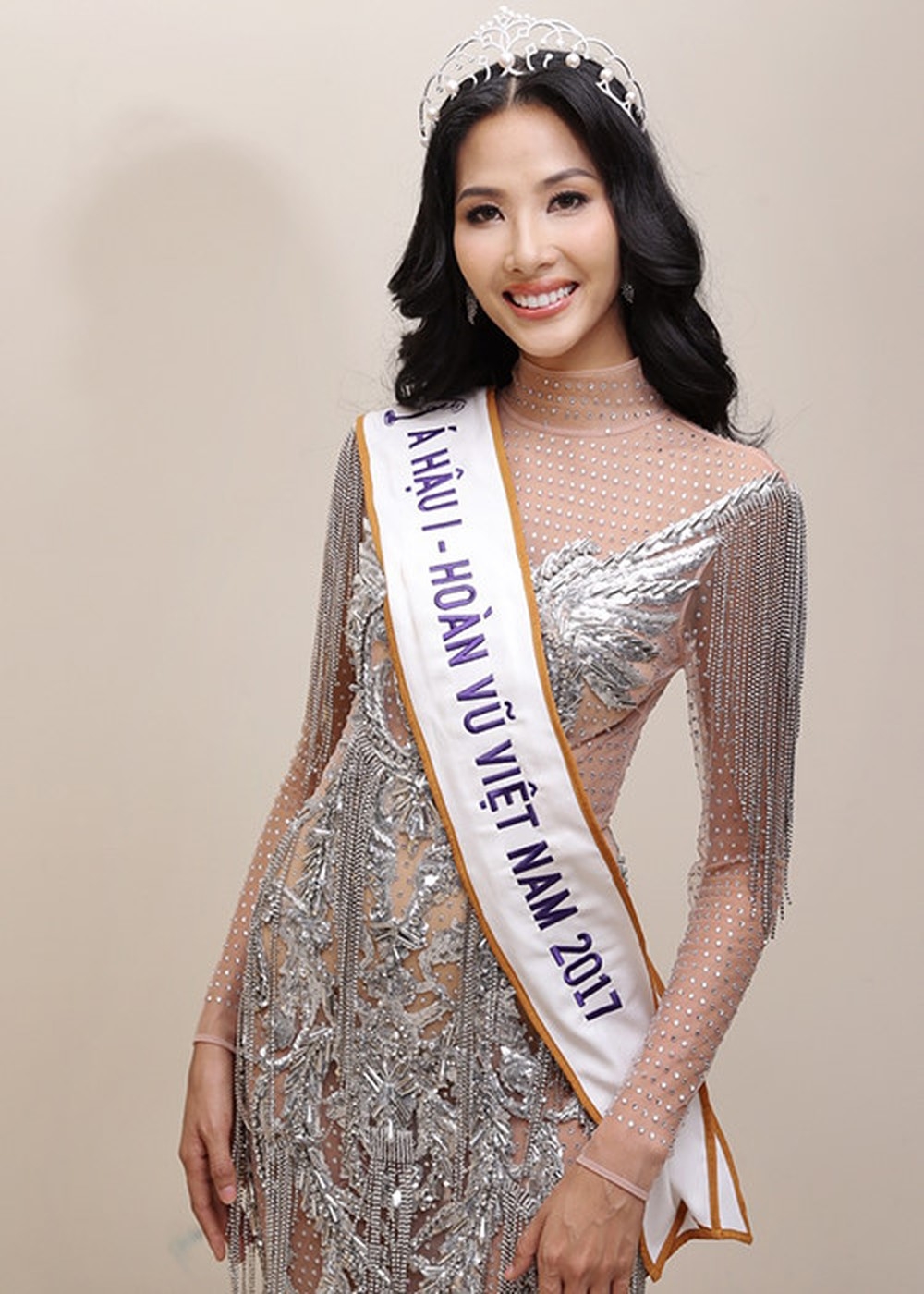 
Đạt danh hiệu Á hậu 1 tại cuộc thi Hoa hậu Hoàn vũ Việt Nam 2017, Hoàng Thùy chính là cái tên dự đoán sẽ tiếp bước H'Hen Niê chinh chiến tại đấu trường sắc đẹp quốc tế vào năm sau.