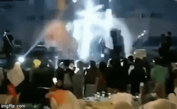 
Sóng thần tấn công từ phía sau sân khấu ven biển khi ban nhạc đang biểu diễn. 