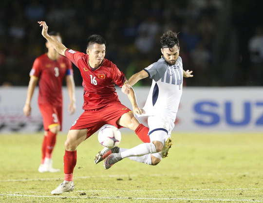 
Hùng Dũng là 1 trong những cầu thủ thi đấu rất quyết liệt với đội tuyển Philippines ở trận bán kết lượt đi.