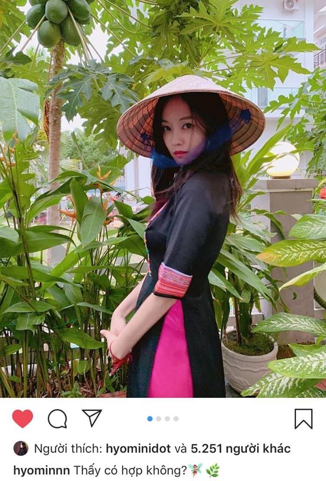 
Hyomin đăng tải loạt hình ảnh mặc áo dài, đội nón lá cùng dòng chú thích bằng tiếng Việt vô cùng đáng yêu.