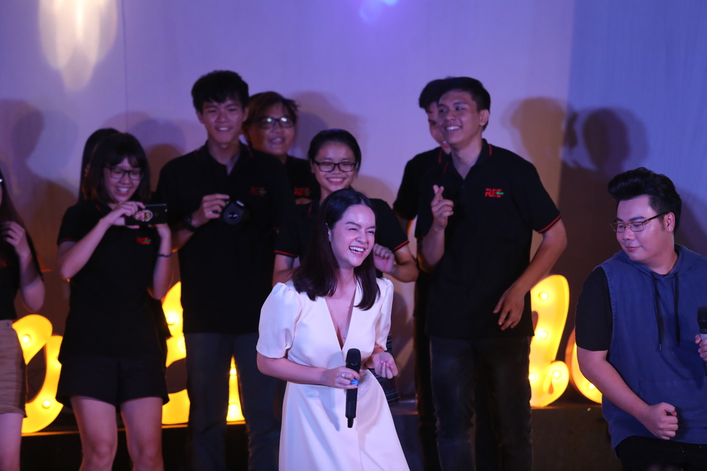 Phạm Quỳnh Anh cởi giày, hát 7 bài trong đêm nhạc từ thiện dù không có cát-xê