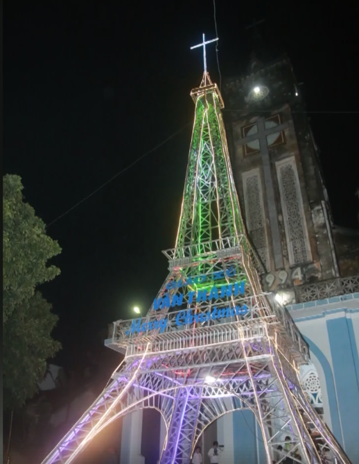 
Tháp Eiffel bằng tre ấn tượng để đón Giáng Sinh.