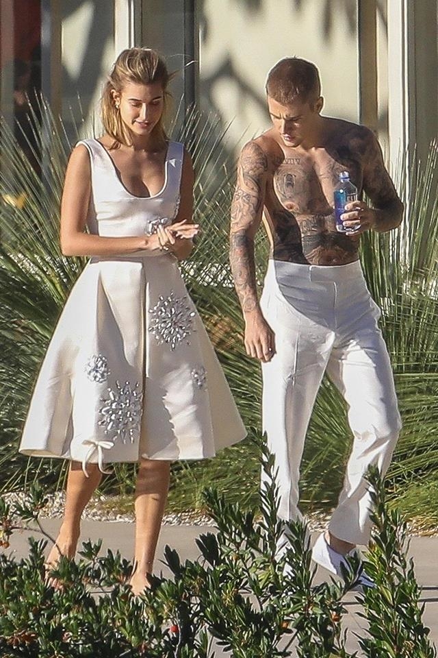 Justin Bieber dắt Hailey Baldwin đi chụp hình cưới nhưng lại mặc quần nữ tính hơn cả vợ?