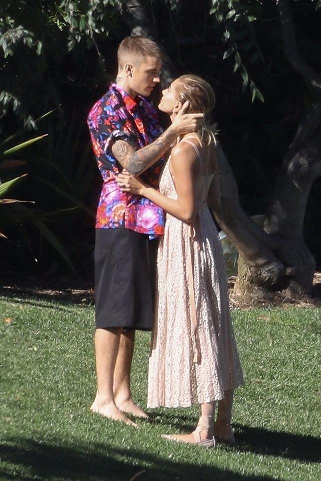 Justin Bieber dắt Hailey Baldwin đi chụp hình cưới nhưng lại mặc quần nữ tính hơn cả vợ?