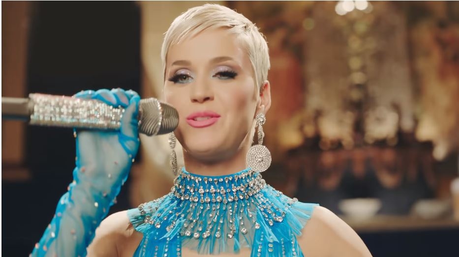 
Trong MV, nữ ca sĩ diện bộ váy xanh nổi bật và thể hiện bài hát "Immortal Flame​" ngọt ngào nhưng cũng đầy nội lực.


NTK Công Trí đã mất 24h để thiết kế bộ váy này cho Katty Perry. Phía nữ ca sĩ chỉ yêu cầu màu sắc còn phom dáng do Công Trí lên ý tưởng.