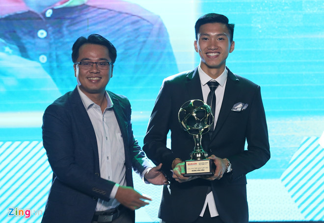 
Đoàn Văn Hậu thắng giải Cầu thủ trẻ xuất sắc nhất năm sau màn trình diễn ấn tượng trong màu áo CLB Hà Nội lẫn ĐT Việt Nam trong năm qua.