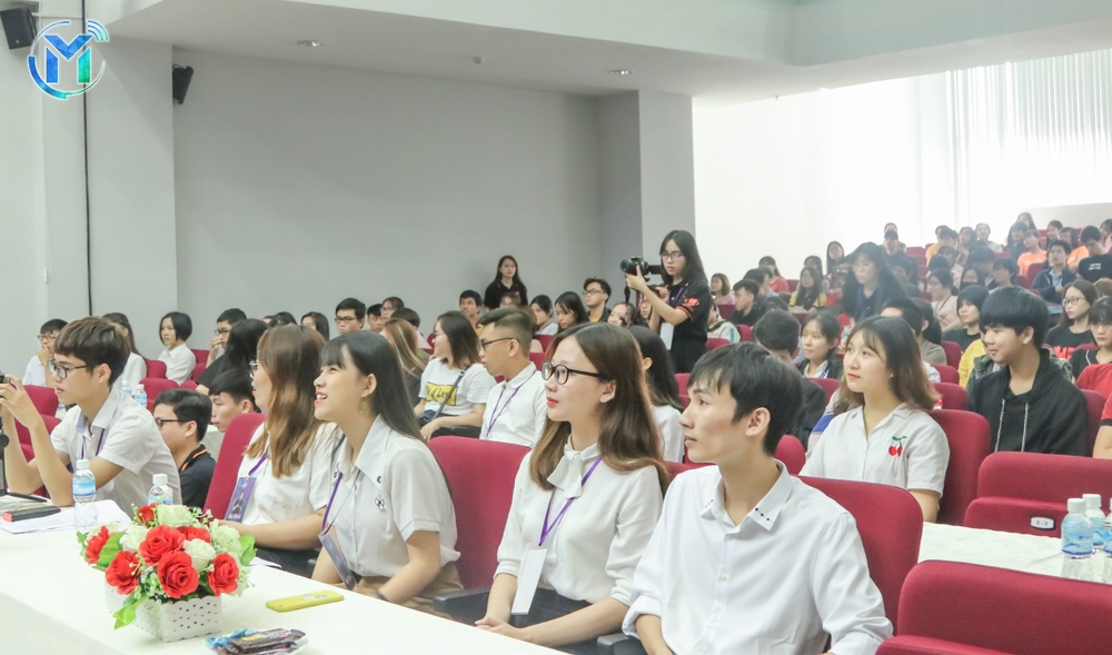 
Talkshow có sự tham gia của content creator Lai Thượng Hưng với tư cách diễn giả cùng chủ đề "Hãy là một creator khác biệt, qua những content đặc biệt" đã tạo nên một sức hút lớn không chỉ đối với sinh viên Đại Học Mở, mà còn thu hút rất nhiều sinh viên trên địa bàn TP.HCM.​