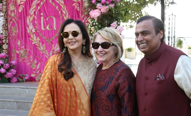 
Bố và mẹ của cô dâu chụp ảnh cùng cựu Ngoại trưởng Mỹ Hilary Clinton.