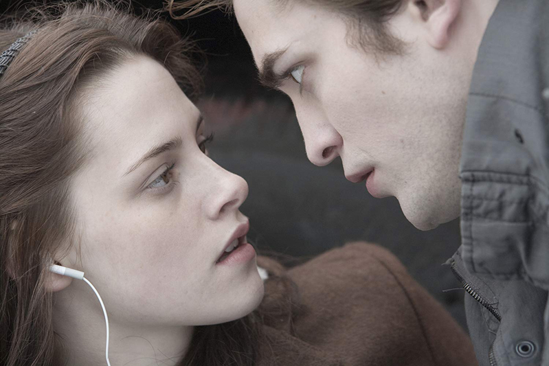 
Chuyển thể từ cuốn tiểu thuyết cùng tên của nhà văn Stephenie Meyer, Twilight kể về mối tình bí mật giữa cô học sinh trung học Bella Swan và chàng ma cà rồng Edward Cullen, qua diễn xuất của cặp diễn viên trẻ Kristen Stewart và Robert Pattinson.