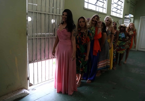 
Trút bỏ quần áo tù, các nữ tù nhân khoác lên mình những bộ trang phục đẹp đẽ