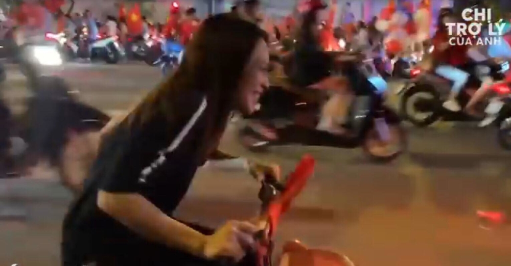 
Trước đó Mỹ Tâm cũng từng khiến công chúng phát cuồng vì độ đáng yêu khi đi bão bằng chiếc xe đạp con để ăn mừng thành tích của đội tuyển U23 Việt Nam tại AFF Cup 2018