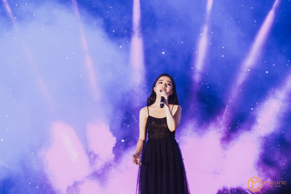 
Phùng Khánh Linh đã đem những bản hit của mình lên sân khấu Moderato - Indie concert.