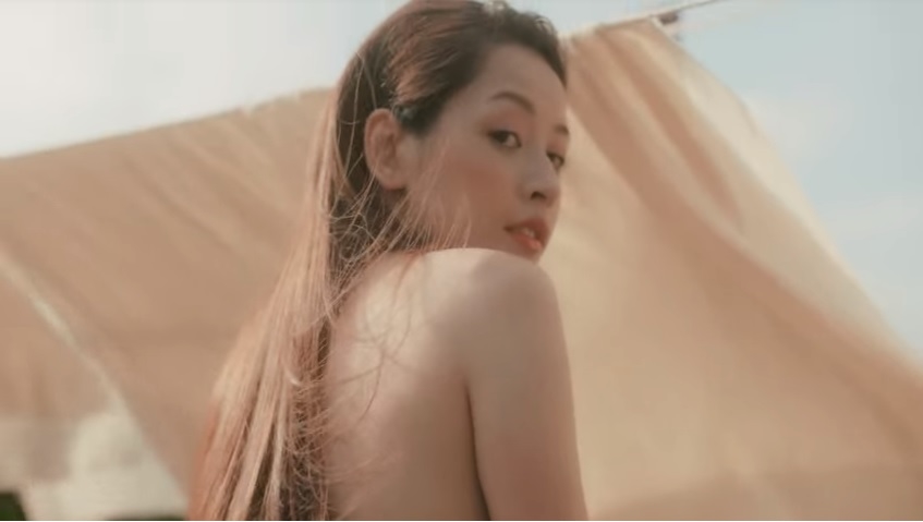 
Chi Pu gợi cảm trong MV mới.