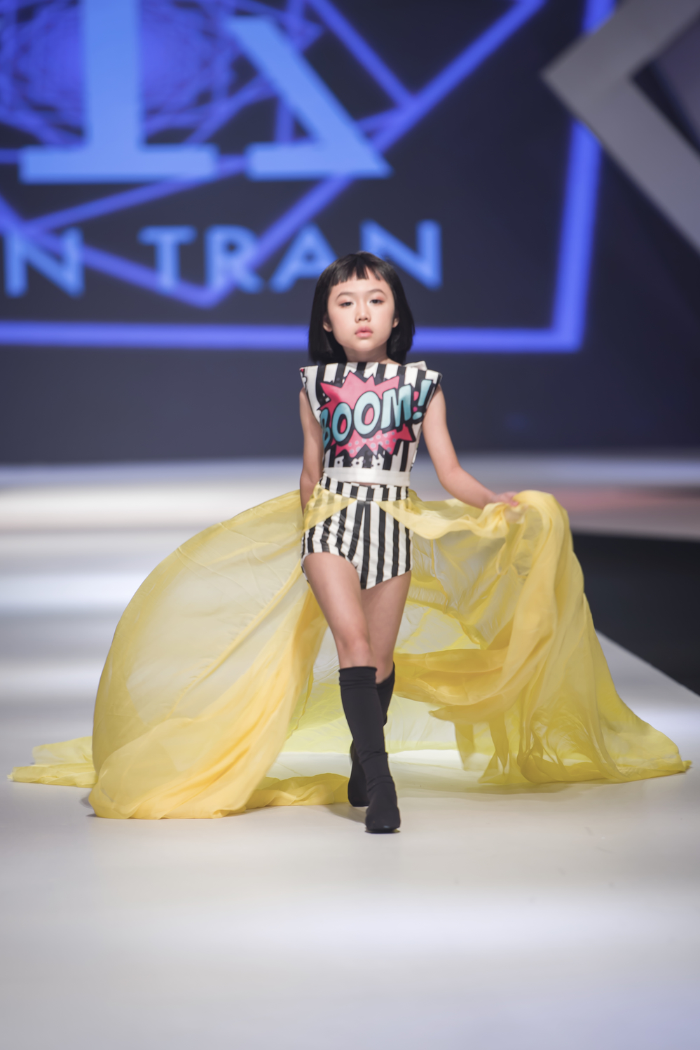 
Đến với AKFW 2018, NTK trẻ Ivan Trần đã cho thấy được “sức công phá” của anh trên mọi thiết kế thời trang từ trẻ em cho đến người lớn.