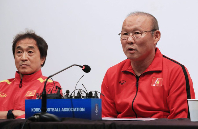
Trợ lý Lee Young-jin (bên trái) chia sẻ mục tiêu của ĐT Việt Nam tại Asian Cup 2019.