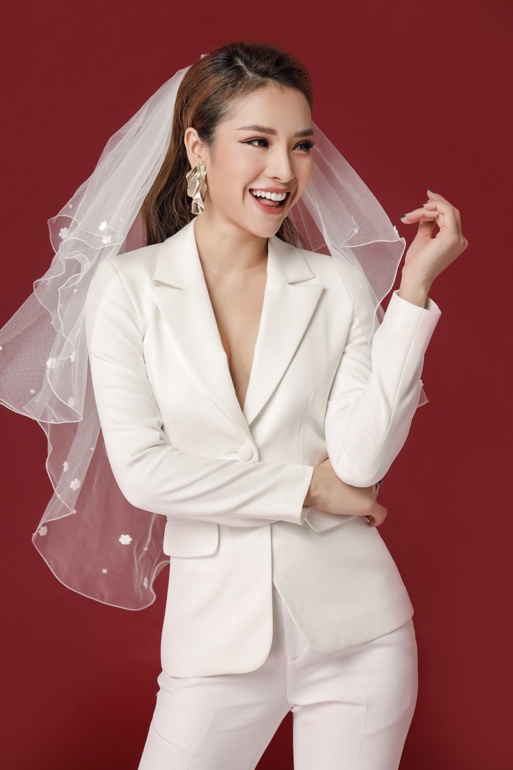 
Phương Trinh Jolie hóa cô dâu vô cùng nóng bỏng trong bộ vest trắng để lộ vòng 1 căng tràn trong bộ ảnh mới.