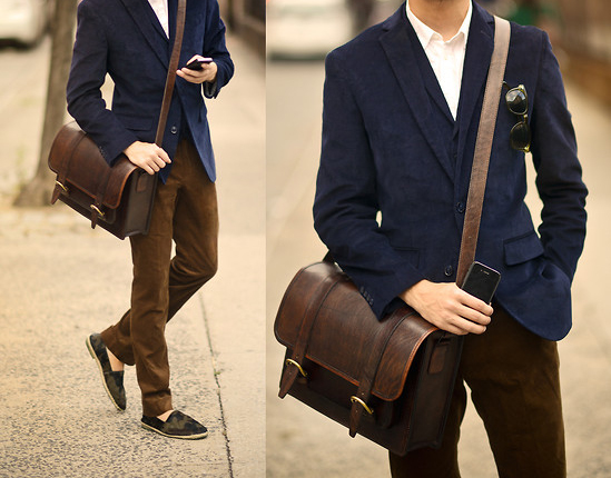 
Áo blazer, quần tây và túi đeo chéo sẽ giúp bạn xây dựng hình ảnh một quý ông lịch lãm nhưng vẫn không kém phần trẻ trung.