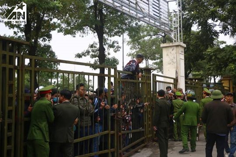 
Người dân trèo qua cổng trước khu vực VFF