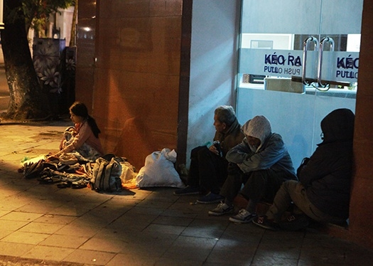 
Đây là cảnh người vô gia cư tránh rét trên phố Tràng Thi