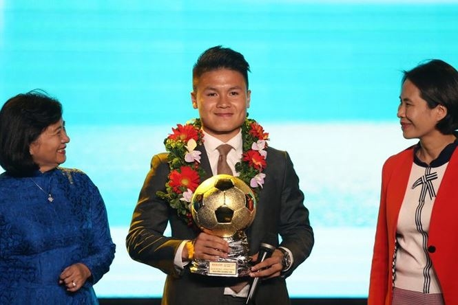 
Quang Hải xuất sắc được xướng tên ở giải thưởng Quả bóng vàng năm 2018 - Ảnh: Duy Anh