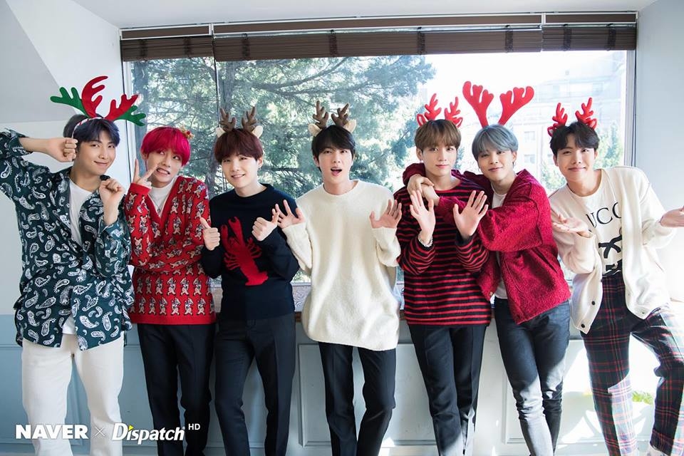 Chào đón mùa Giáng Sinh với các bộ ảnh Noel tuyệt đẹp của BTS. Với những hình ảnh tươi sáng và tràn đầy năng lượng, các thành viên của BTS chắc chắn sẽ làm bạn phấn khích và tạo cho bạn một mùa lễ hội đáng nhớ.