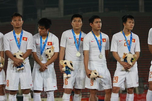 
Trọng Hoàng (số 8) là người còn sót lại duy nhất của ĐT U23 Việt Nam từng thất bại ở CK SEA Games 25.
