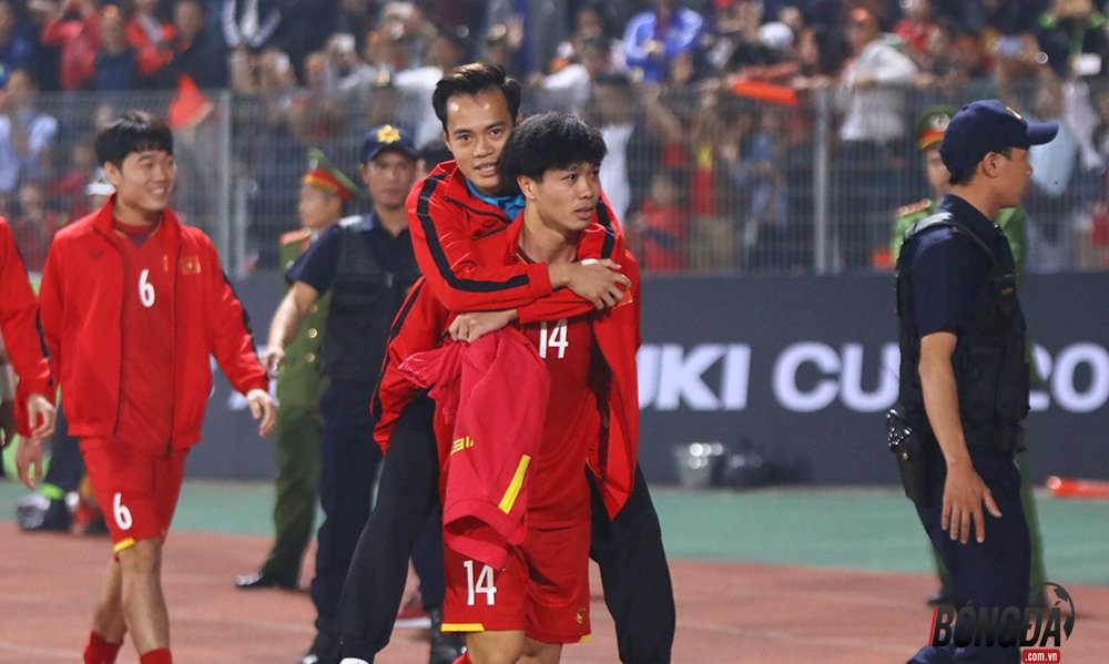 
Công Phượng cõng người bạn thân Văn Toàn sau trận thắng Campuchia ở vòng bảng. Dù hồi phục nhanh chóng nhưng Văn Toàn vẫn chưa đảm bảo được thể lực để ra sân ở những trận cuối giải.