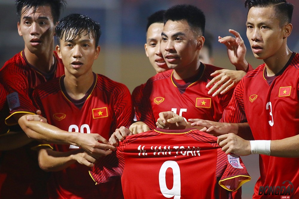 
Trước trận đấu với Campuchia ở vòng bảng, ĐT Việt Nam phải nhận tổn thất lớn khi Văn Toàn dính chấn thương đầu gối và có nguy cơ bỏ lỡ cả AFF Cup. Đây là hình ảnh vô cùng cảm xúc khi toàn đội đã có màn tri ân tiền đạo mang áo số 9 sau bàn mở tỉ số của Tiến Linh.