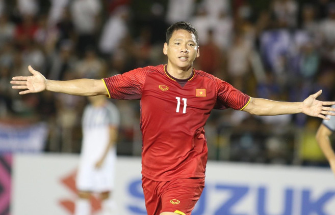 
Thành quả sớm đến với ĐT Việt Nam ở phút thứ 11 khi từ khi đường treo bóng của Văn Hậu, Anh Đức di chuyển khôn ngoan lắc đầu chính xác hạ gục thủ môn Falkesgaard, mở tỷ số 1-0.