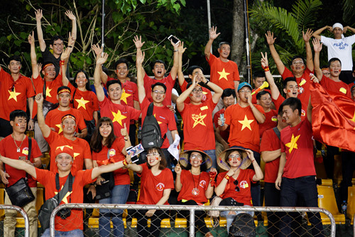 
Phải thi đấu trên sân Panaad (Bacolod) của Philippines, tuy nhiên ĐT Việt Nam vẫn nhận được đông đảo sự cổ vũ từ NHM trên khán đài.