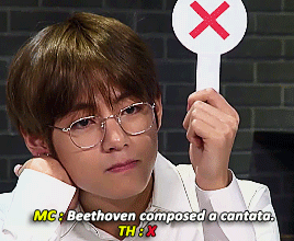 
MC: Beethoven đã sáng tác một khúc cantat đúng hay sai?
Taehyung: Sai