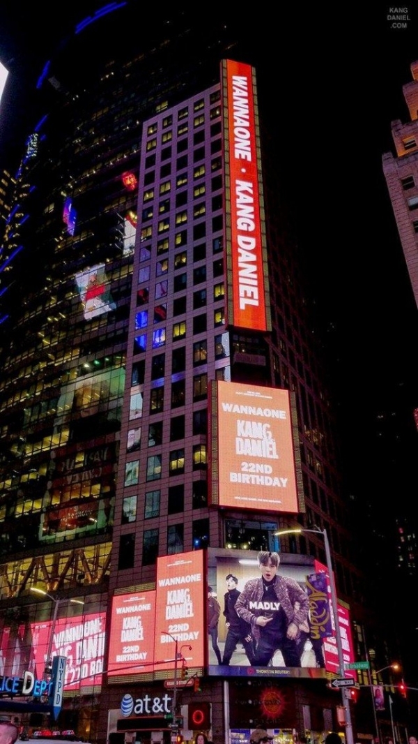 
Hình ảnh Kang Daniel xuất hiện tràn ngập trên Times Square