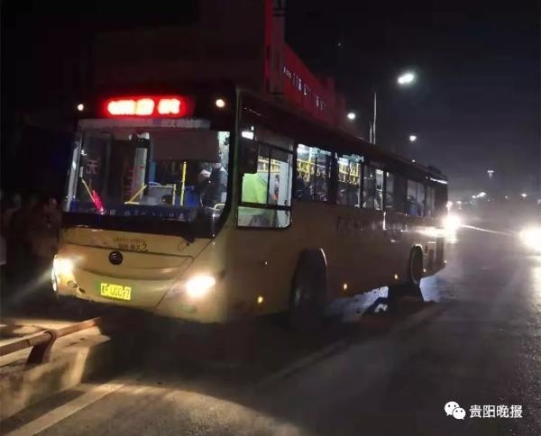 Sau một hồi mất lái, chiếc xe buýt đâm thẳng vào vỉa hè