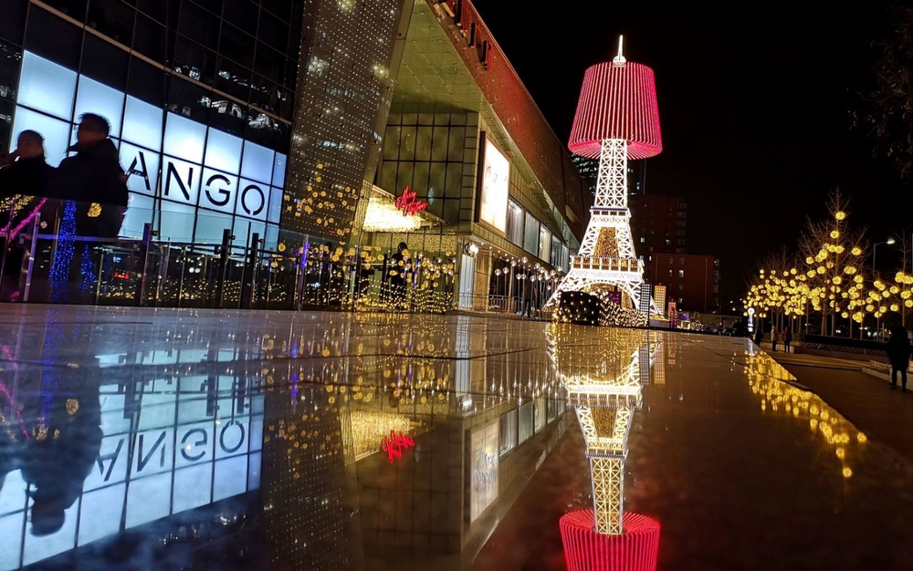 
Hình ảnh cây thông được mô phỏng theo hình dáng của tháp Eiffel được trưng bày trước của một trung tâm thương mại tại Bắc Kinh, Trung Quốc 