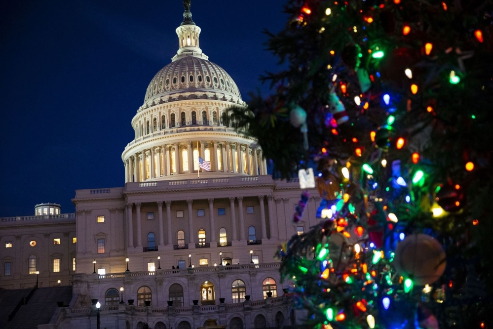 
Ánh sáng rực rỡ của cây thông trước cửa tòa nhà Quốc hội ở Mỹ 