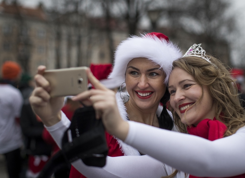 
Tại Vilinus, Lithuania, mọi người cũng đã bắt đầu mua sắm và khoác lên mình những bộ trang phục đậm chất Noel với hai màu trắng - đỏ nổi bật 