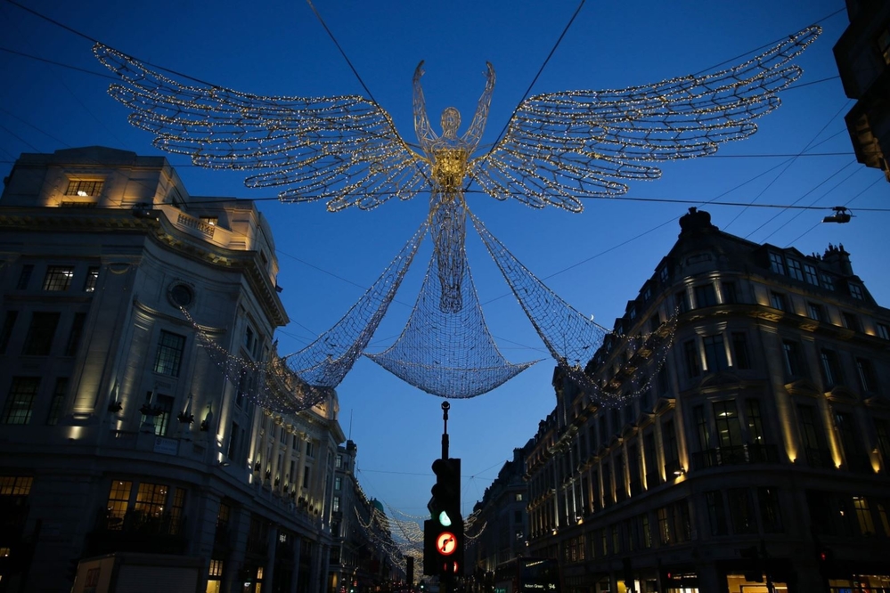 
Hệ thống đèn trang trí hình con thiêu thân thắp sáng cả một góc phố ở London, Anh 