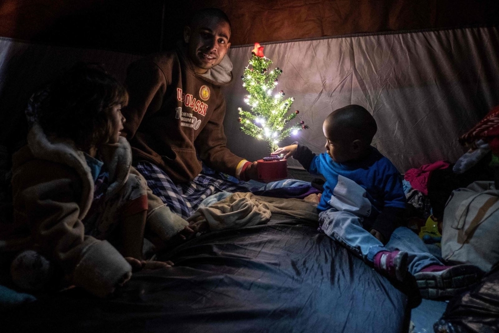 Trong một căn lều tạm ở Tijuana, Mexico, một gia đình người di cư Honduras cũng có cách chào đón Giáng sinh của riêng mình