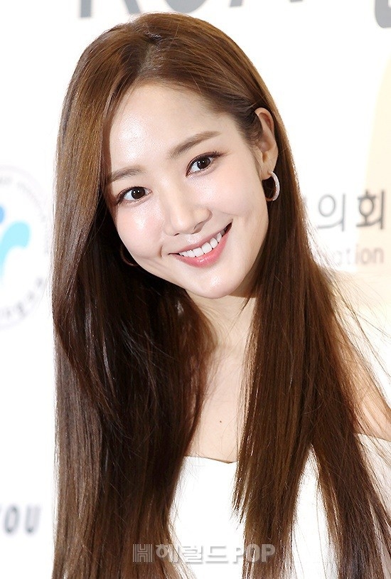 
Nụ cười của Park Min Young bị chê là đơ cứng, phần miệng lộ nếp nhăn hằn sâu.