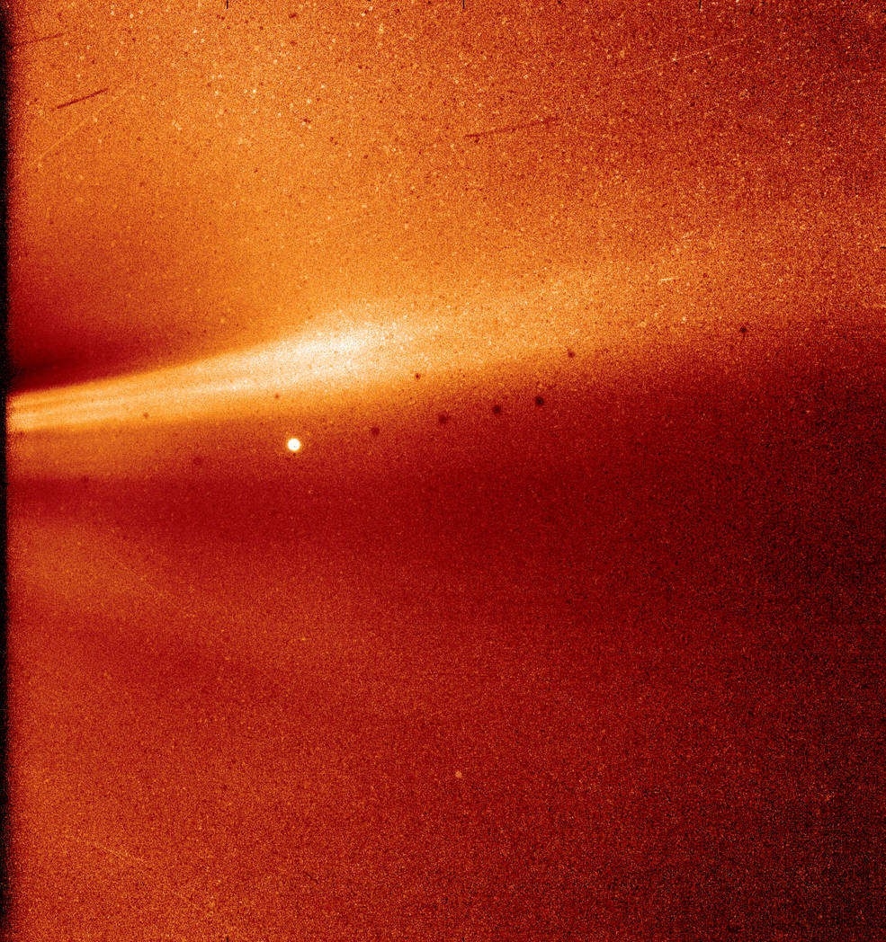 Tấm hình "cận cảnh" vành nhật hoa (corona) Mặt trời, cho thấy những dòng chảy nhiên liệu đang hoạt động rất mạnh