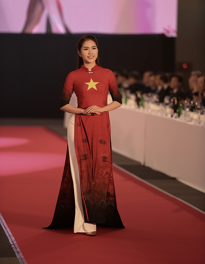 
Người mẫu Thùy Dương trong tà áo dài in quốc kỳ Việt Nam vô cùng trang trọng.