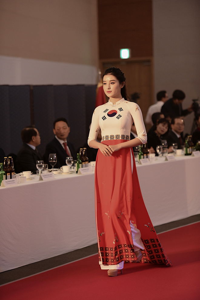 
Á hậu Huyền My được giao trọng trách trình diễn áo dài in họa tiết quốc kỳ Hàn Quốc​.