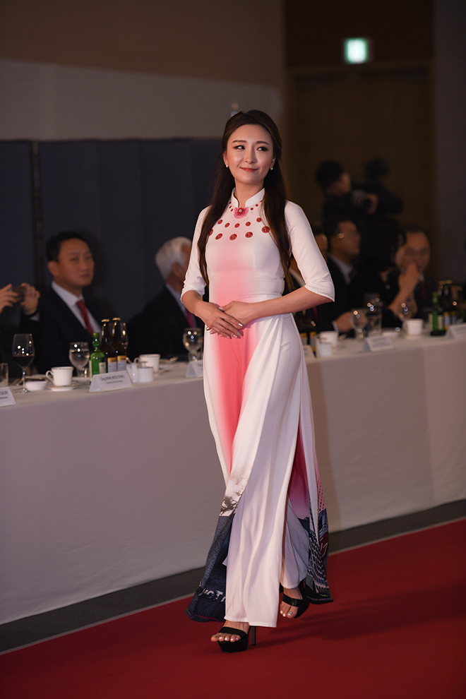 
Người mẫu Hàn Quốc hóa quý cô dịu dàng trong Quốc phục của Việt Nam.