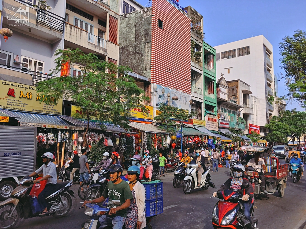 
Khu vực từ chợ Kim Biên đến vòng xoay Phan Đình Phùng hàng trăm cửa hàng san sát, một màu đỏ rực rỡ khắp cả con đường. 
