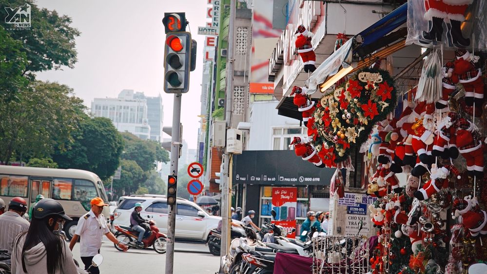 Không khí Giáng sinh tràn ngập khắp nơi, người dân SG náo nức sắm đồ trang trí cho mùa đẹp nhất năm